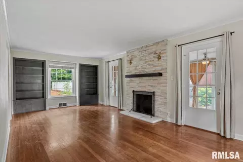 Living - 1831 Illini Rd, Springfield, IL 62704 photo 1 of 7