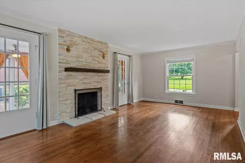 Living - 1831 Illini Rd, Springfield, IL 62704 photo 2 of 7