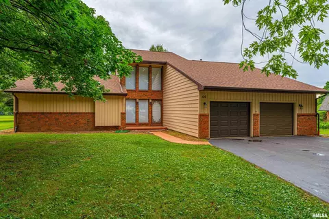 46 Illini Dr, Lincoln, IL 62656