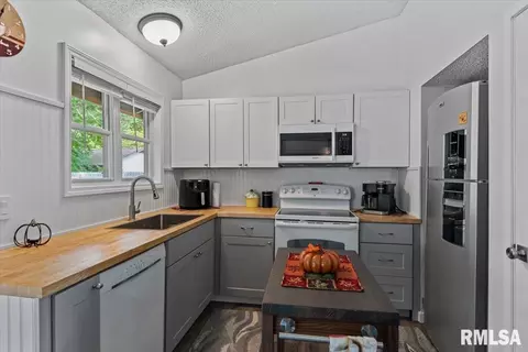 Kitchen - 10 Leeds Dr, Springfield, IL 62702 photo 2 of 2