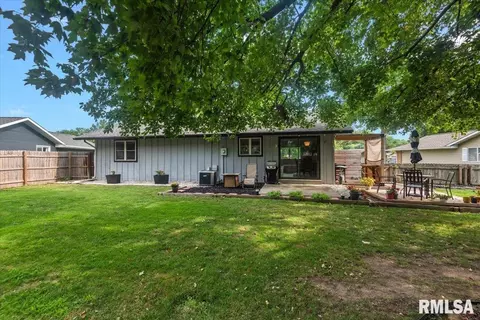Exterior - 10 Leeds Dr, Springfield, IL 62702 photo 2 of 9