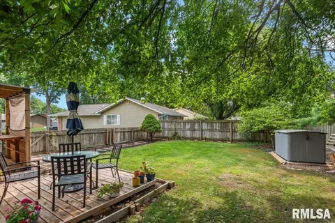 Exterior - 10 Leeds Dr, Springfield, IL 62702 photo 4 of 9