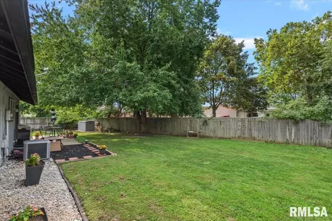 Exterior - 10 Leeds Dr, Springfield, IL 62702 photo 5 of 9