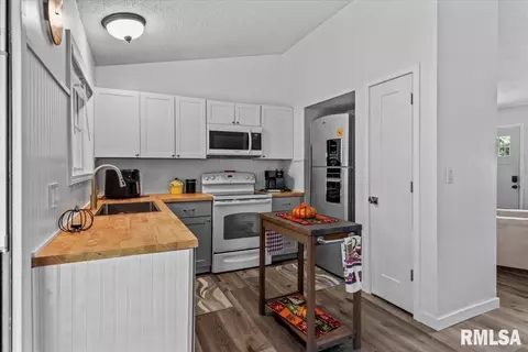 Kitchen - 10 Leeds Dr, Springfield, IL 62702 photo 1 of 2