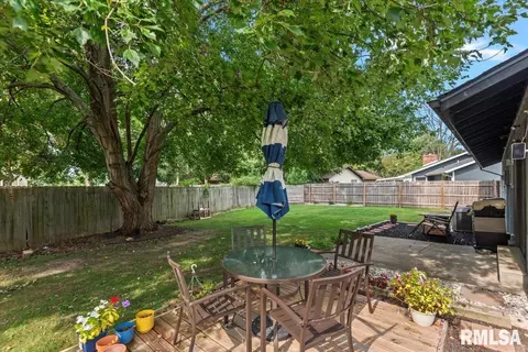 Exterior - 10 Leeds Dr, Springfield, IL 62702 photo 6 of 9