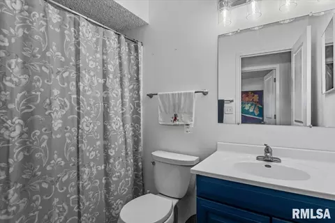 Bath - 10 Leeds Dr, Springfield, IL 62702 photo 1 of 2