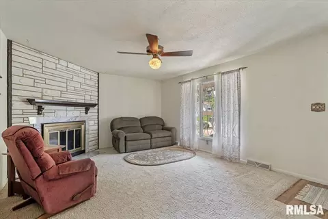 Living - 205 Deer Head Ln, Springfield, IL 62704 photo 2 of 3