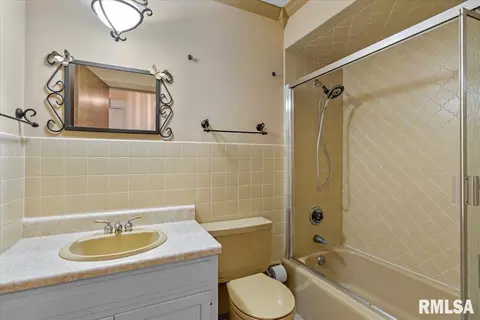 Bath - 205 Deer Head Ln, Springfield, IL 62704 photo 2 of 2