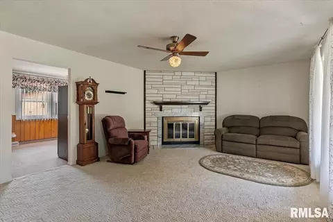Living - 205 Deer Head Ln, Springfield, IL 62704 photo 1 of 3