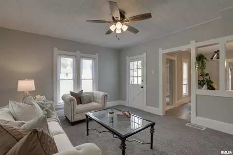 Living - 109 Sillman St, Payson, IL 62360 photo 2 of 3