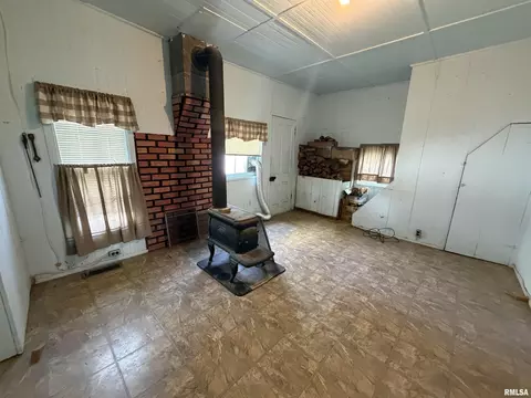 Living - 1328 Mortimer St, Barry, IL 62312 photo 1 of 4