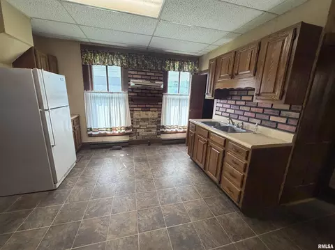 Kitchen - 1328 Mortimer St, Barry, IL 62312 photo 2 of 2