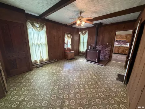 Living - 1328 Mortimer St, Barry, IL 62312 photo 2 of 4