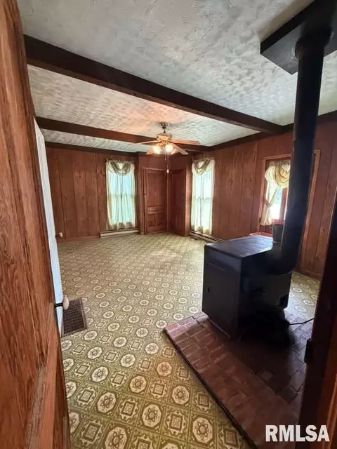 Living - 1328 Mortimer St, Barry, IL 62312 photo 3 of 4