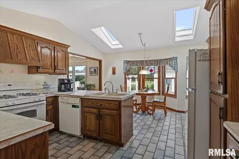 Kitchen - 2508 Hedge Ln, Springfield, IL 62707 photo 5 of 6