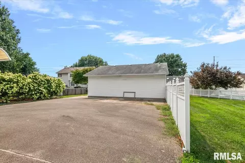 Exterior - 2508 Hedge Ln, Springfield, IL 62707 photo 14 of 16