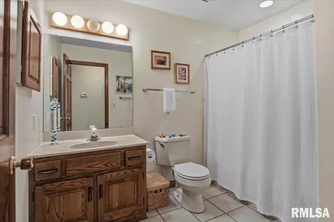 Bath - 2508 Hedge Ln, Springfield, IL 62707 photo 2 of 4
