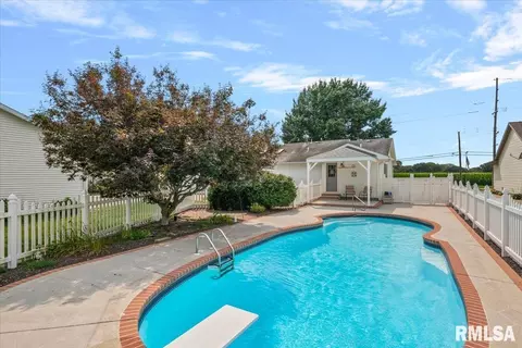 Exterior - 2508 Hedge Ln, Springfield, IL 62707 photo 7 of 16