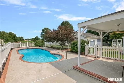 Exterior - 2508 Hedge Ln, Springfield, IL 62707 photo 6 of 16