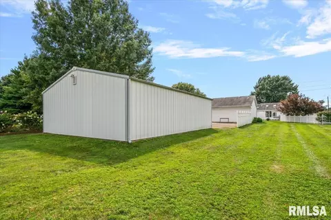 Exterior - 2508 Hedge Ln, Springfield, IL 62707 photo 13 of 16