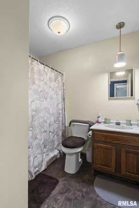 Bath - 2810 Piper Rd, Springfield, IL 62707 photo 2 of 2