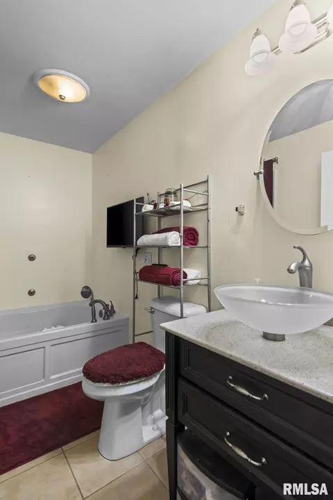 Bath - 2810 Piper Rd, Springfield, IL 62707 photo 1 of 2