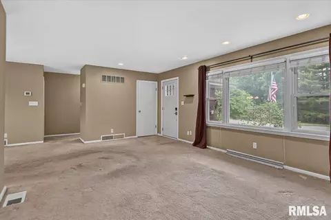 Living - 28 Sunnyside Dr, Springfield, IL 62702 photo 3 of 5