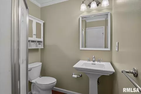 Bath - 28 Sunnyside Dr, Springfield, IL 62702 photo 1 of 2