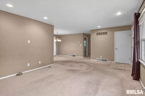 Living - 28 Sunnyside Dr, Springfield, IL 62702 photo 2 of 5