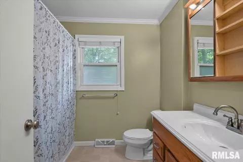 Bath - 28 Sunnyside Dr, Springfield, IL 62702 photo 2 of 2