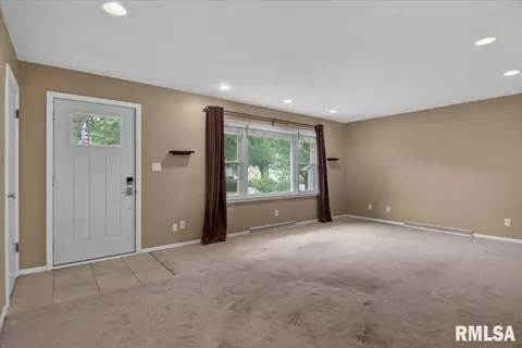 Living - 28 Sunnyside Dr, Springfield, IL 62702 photo 4 of 5