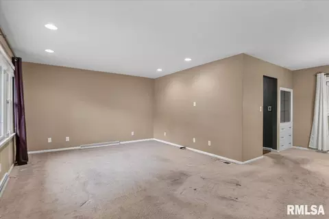 Living - 28 Sunnyside Dr, Springfield, IL 62702 photo 1 of 5