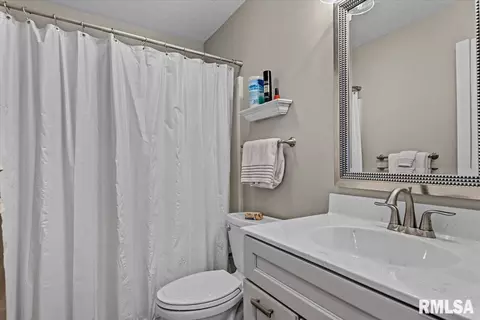 Bath - 2706 Buckskin Trl, Springfield, IL 62711 photo 2 of 4