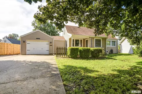 706 W Elm St, Taylorville, IL 62568