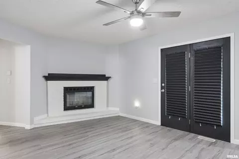 Living - 1120 Harmony Ct, Springfield, IL 62703 photo 4 of 4