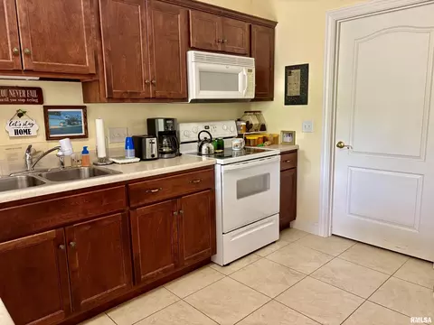 Kitchen - 800 Longleaf Ct, Springfield, IL 62711 photo 1 of 2