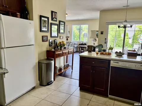 Kitchen - 800 Longleaf Ct, Springfield, IL 62711 photo 2 of 2