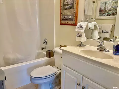 Bath - 800 Longleaf Ct, Springfield, IL 62711 photo 1 of 1