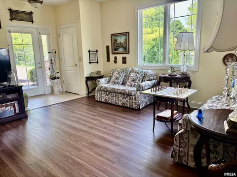 Living - 800 Longleaf Ct, Springfield, IL 62711 photo 1 of 2