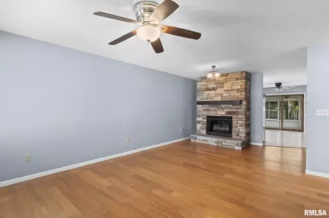 Living - 6329 Brent Dr, Springfield, IL 62712 photo 3 of 4