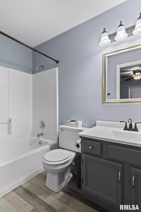 Bath - 6329 Brent Dr, Springfield, IL 62712 photo 1 of 3