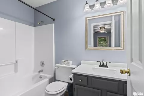 Bath - 6329 Brent Dr, Springfield, IL 62712 photo 2 of 3