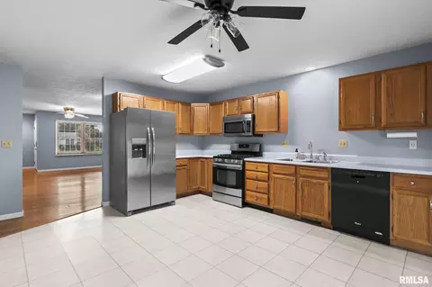 Kitchen - 6329 Brent Dr, Springfield, IL 62712 photo 2 of 3