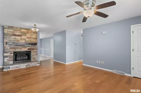 Living - 6329 Brent Dr, Springfield, IL 62712 photo 2 of 4