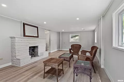 Living - 28 Bel Aire Dr, Springfield, IL 62703 photo 6 of 7