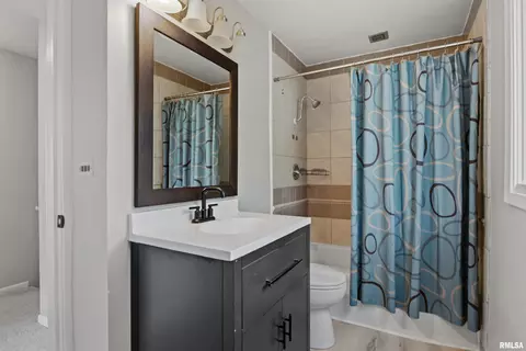 Bath - 28 Bel Aire Dr, Springfield, IL 62703 photo 2 of 4
