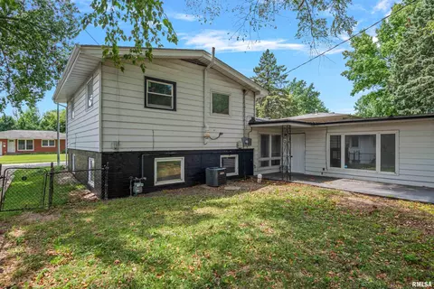 Exterior - 28 Bel Aire Dr, Springfield, IL 62703 photo 4 of 7