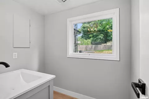 Bath - 28 Bel Aire Dr, Springfield, IL 62703 photo 3 of 4