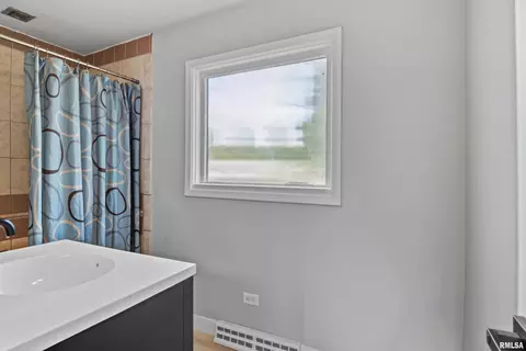 Bath - 28 Bel Aire Dr, Springfield, IL 62703 photo 1 of 4