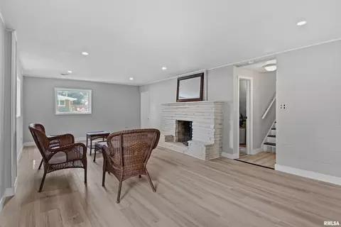 Living - 28 Bel Aire Dr, Springfield, IL 62703 photo 5 of 7